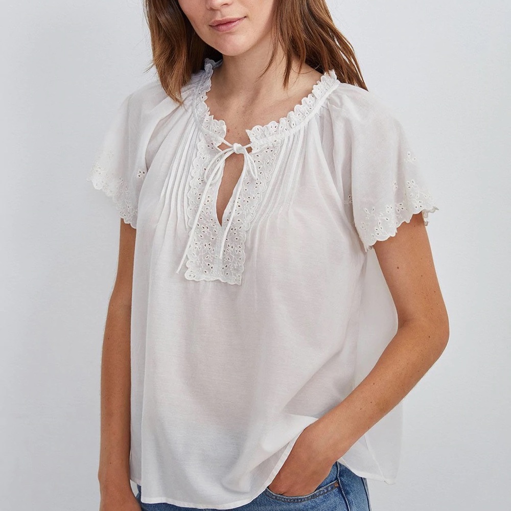Velvet by Graham & Spencer Noely Eyelet Embroidered Top in Pearl size Medium